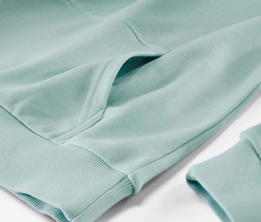 Gros plan sur un sweatshirt à capuche pour enfant.