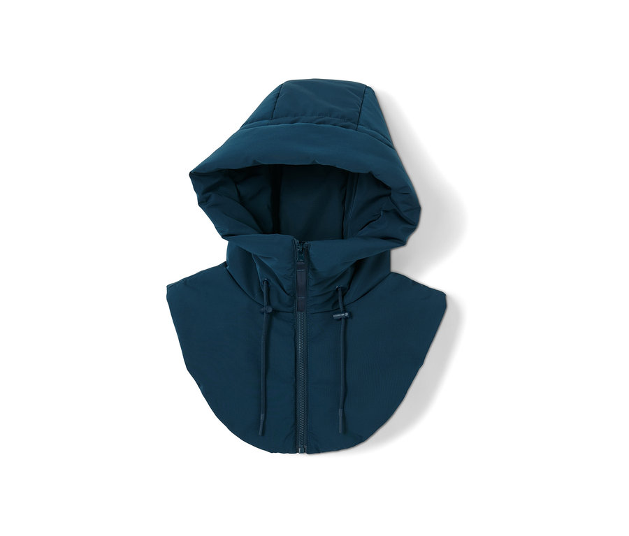 Capuche bleu marine matelassée avec col montant sur fond blanc.