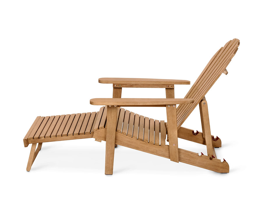 Un fauteuil de jardin Adirondack avec repose-pieds extensible, de couleur naturelle.