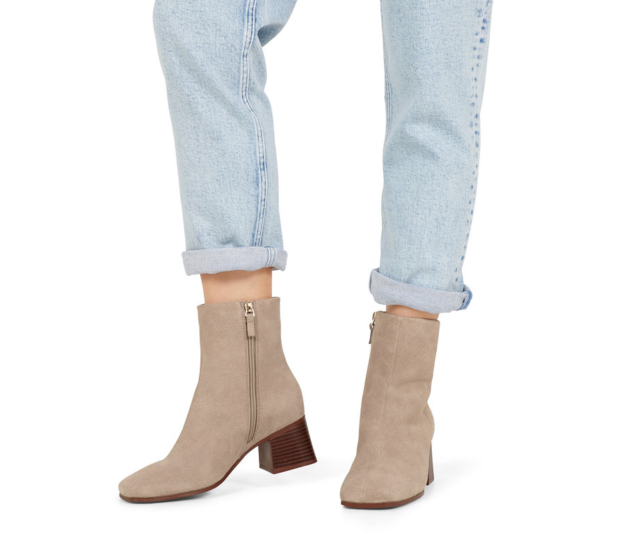 Jambes en jean et bottines en cuir velours.