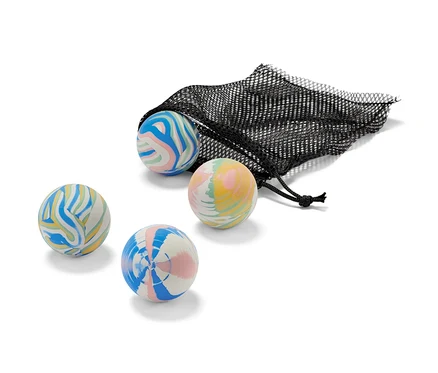 Lot de balles rebondissantes avec un sac en filet noir.