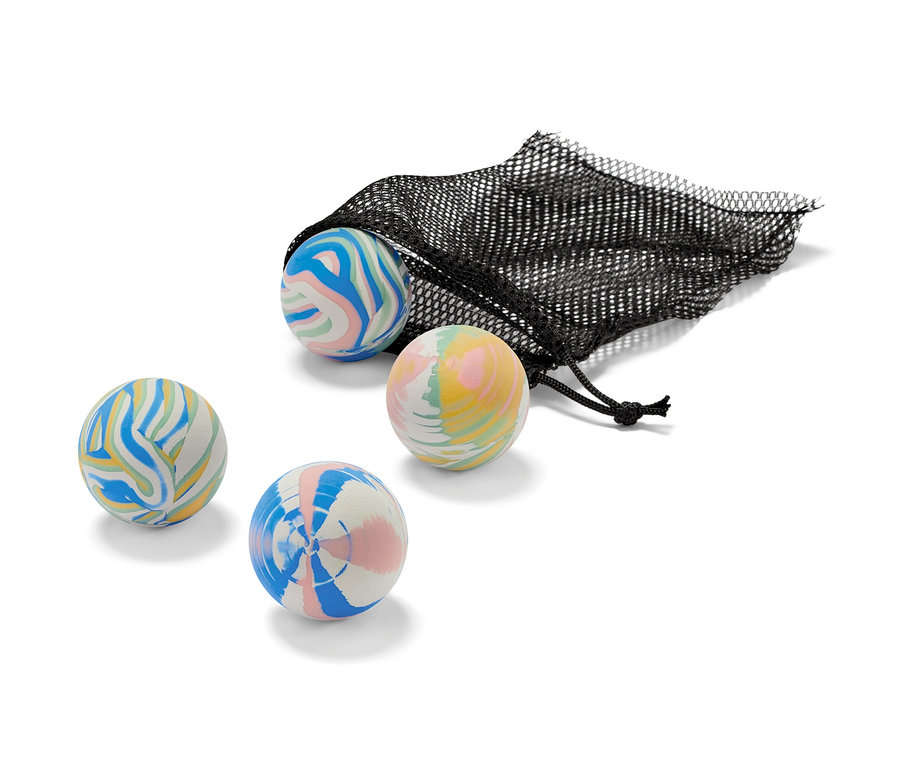 Lot de balles rebondissantes avec un sac en filet noir.