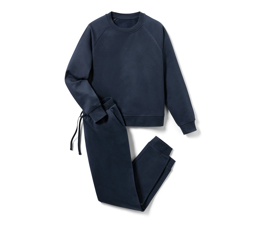 Un survêtement d’intérieur bleu marine posé sur un fond blanc.