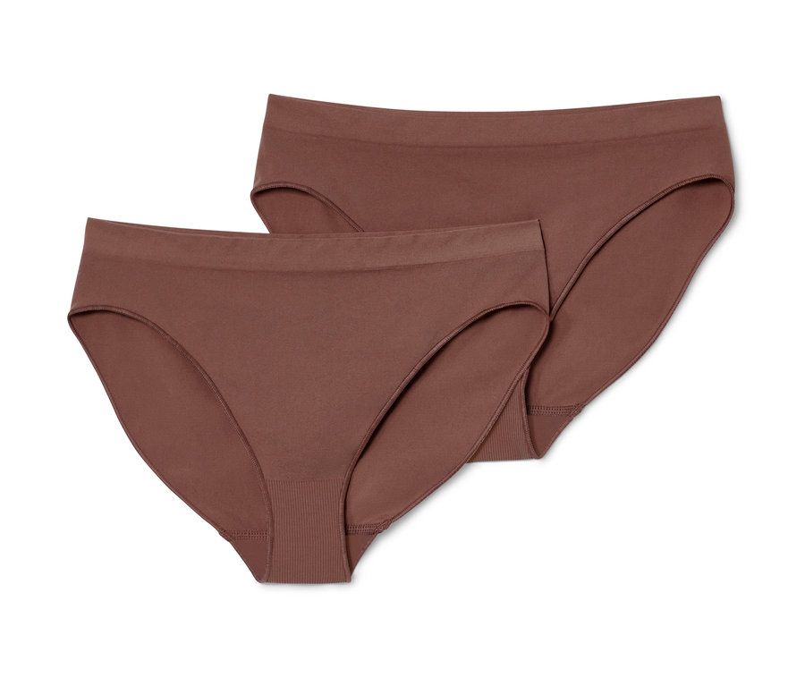 Deux slips sans coutures marron posés sur un fond blanc.