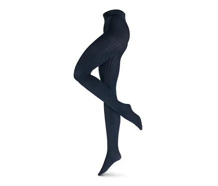 Gros plan de collants fins à motifs sur fond blanc.