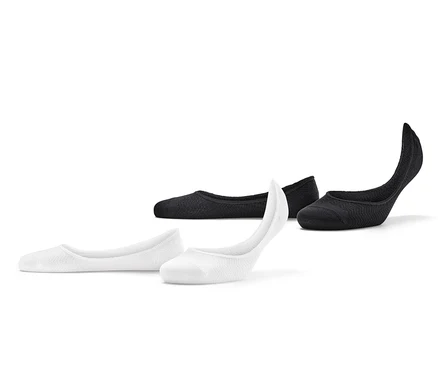 Deux paires de socquettes de sport blanches et deux paires noires.