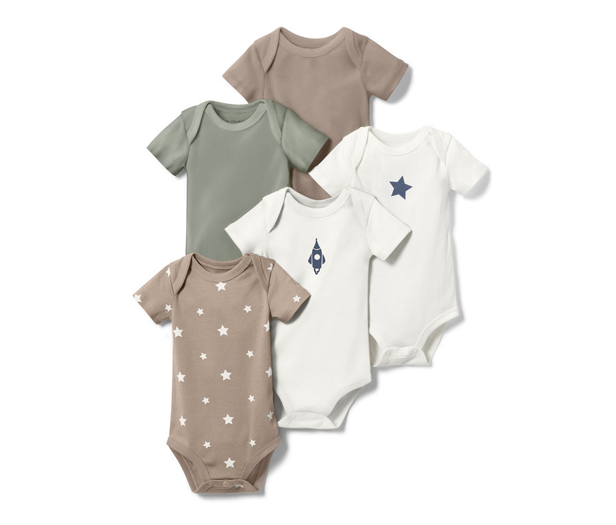 Cinq bodys à manches courtes pour bébé dans les tons marron, vert et blanc avec des motifs d'étoiles et de fusées.