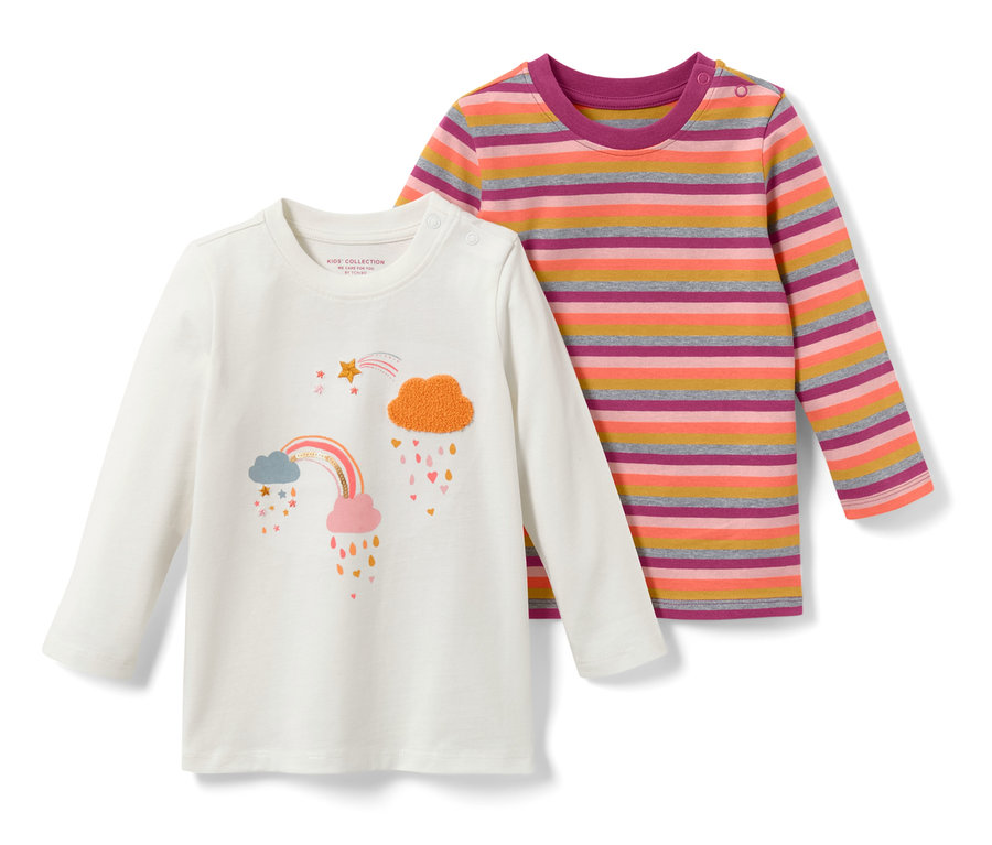 Deux t-shirts à manches longues pour enfant avec motif arc-en-ciel.