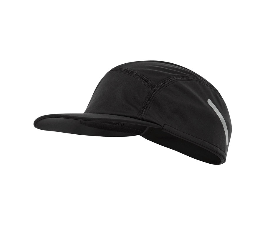 Casquette de course noire.