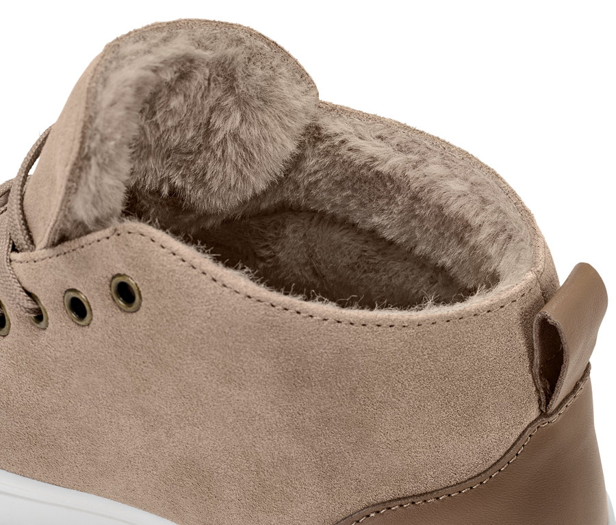 Gros plan sur une basket doublée en cuir velours.