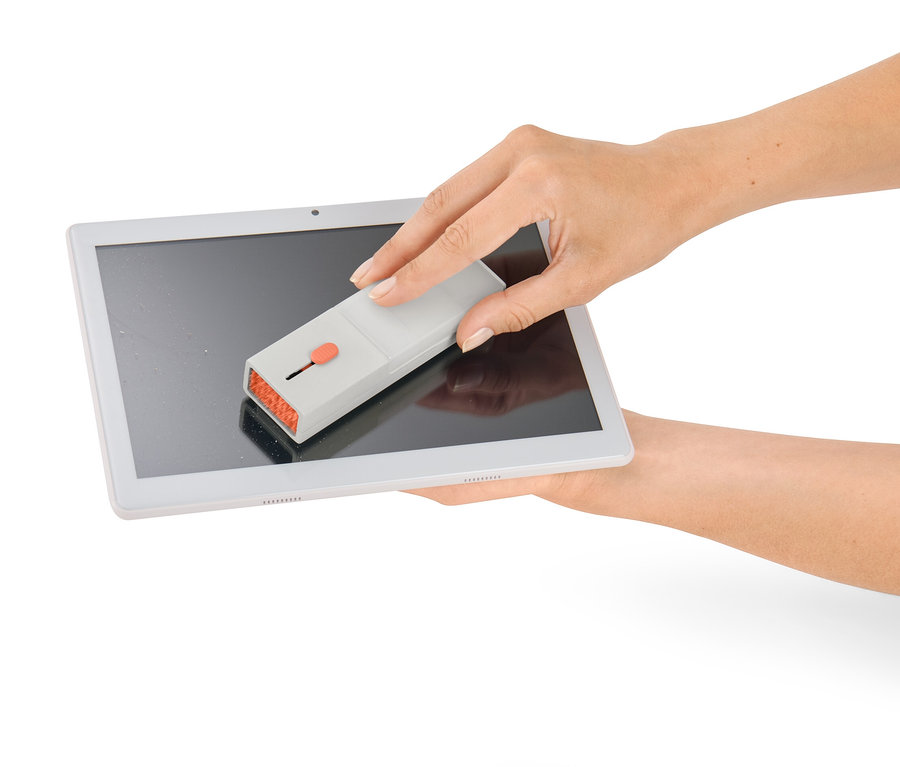 Femme nettoyant l'écran d'une tablette avec un kit de nettoyage de bureau 4 en 1.