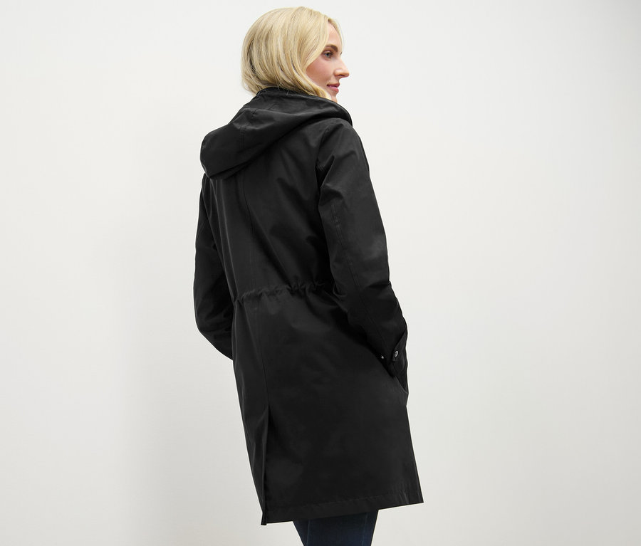 Une femme portant une parka à capuche noire.