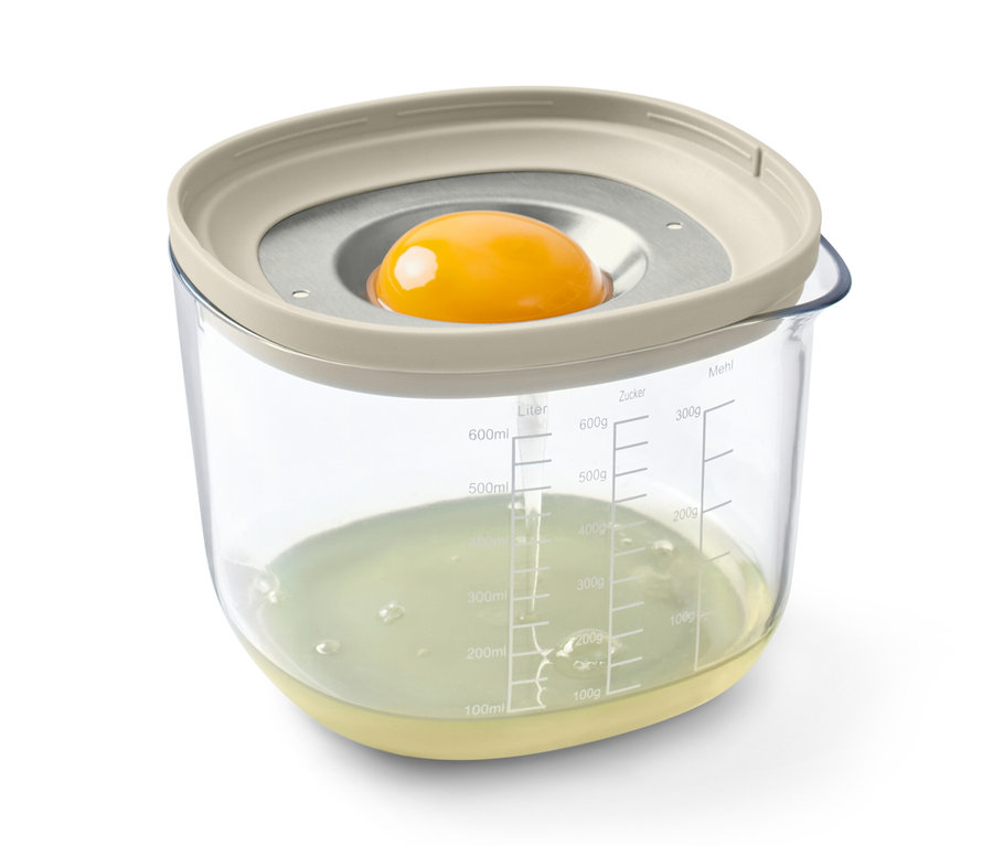 Jaune d'œuf séparé du blanc dans un ensemble de cuisson et de préparation.