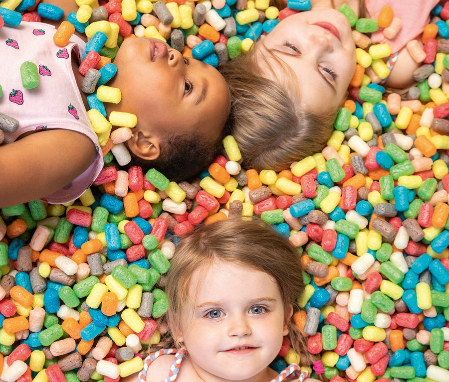 Trois enfants sont allongés dans un set PlayMaisR.