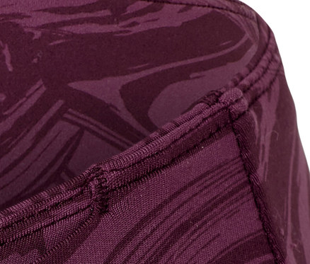 Détail d'un legging de sport 7/8 avec un motif marbré.