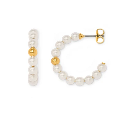 Deux créoles avec des perles de verre sur fond blanc.