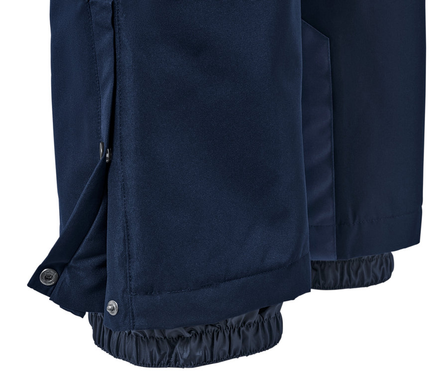 Gros plan sur un pantalon de ski et de snowboard bleu.