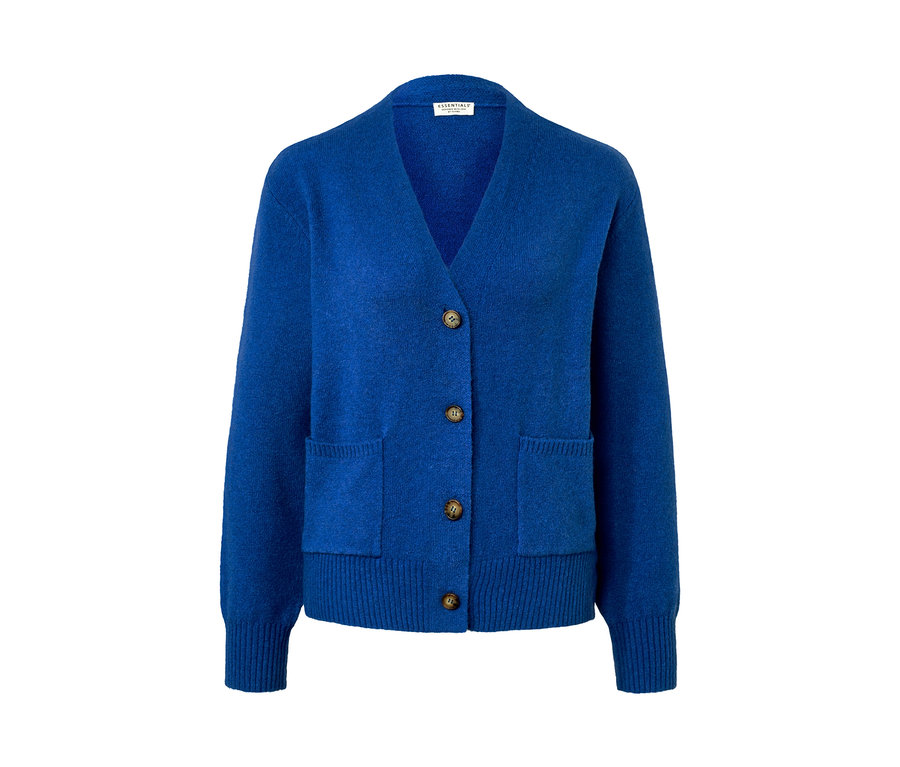 Veste en tricot bleu cobalt avec de la laine, des boutons et des poches.