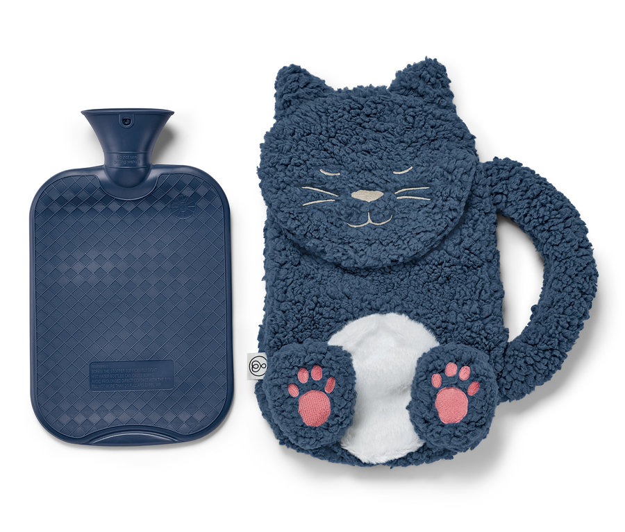 Une bouillotte bleue « chat » est posée à côté d'une bouillotte en peluche en forme de chat.