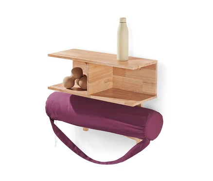 Étagère murale en bois avec deux balles de massage, une bouteille d'eau et un étui de tapis de yoga violet.