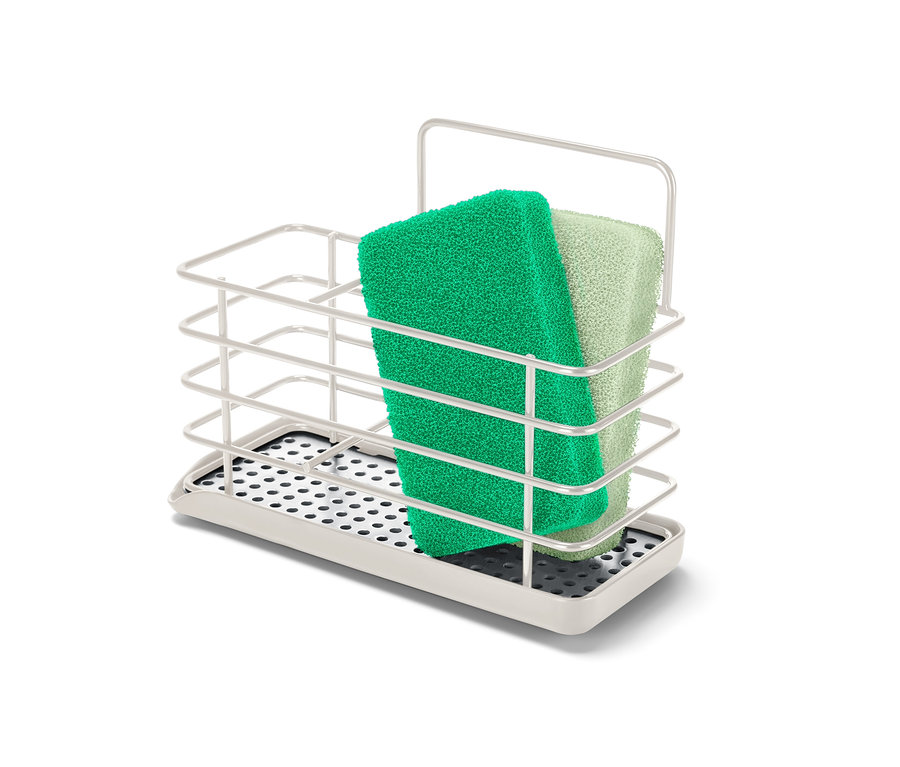 Une éponge verte et une éponge vert clair dans un support en métal pour ustensiles de vaisselle.