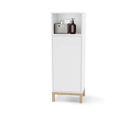 Armoire de salle de bain blanche avec une étagère supérieure ouverte contenant un panier et une bouteille brune.
