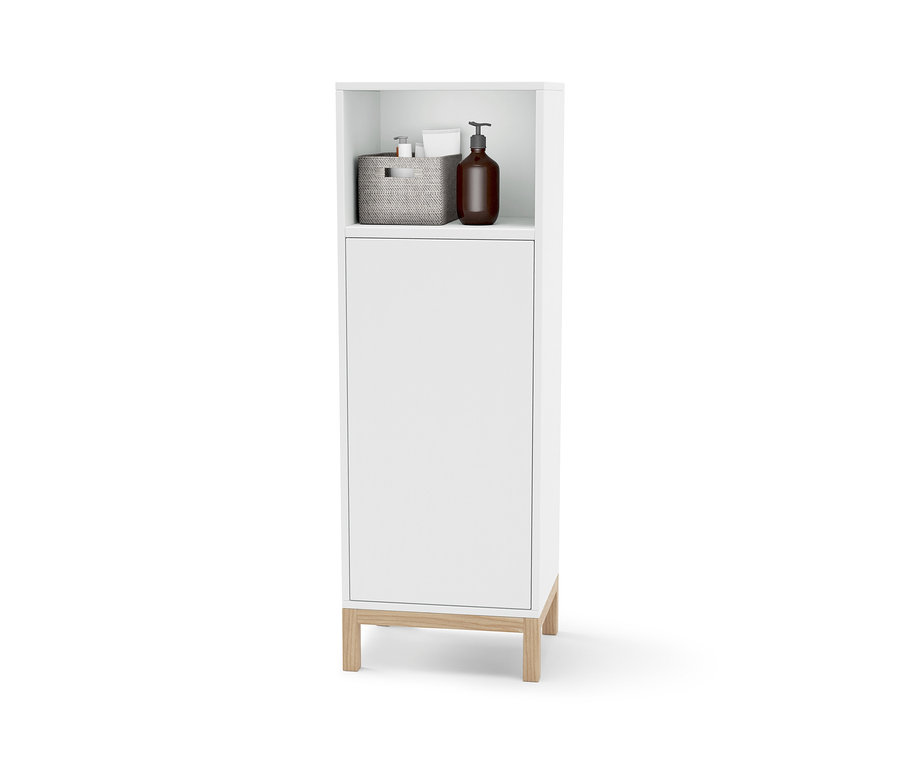 Armoire de salle de bain blanche avec une étagère supérieure ouverte contenant un panier et une bouteille brune.