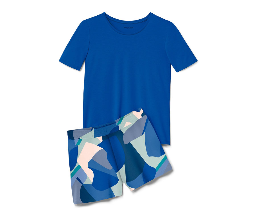 Pyjashort bleu avec haut à manches courtes et short à motifs.