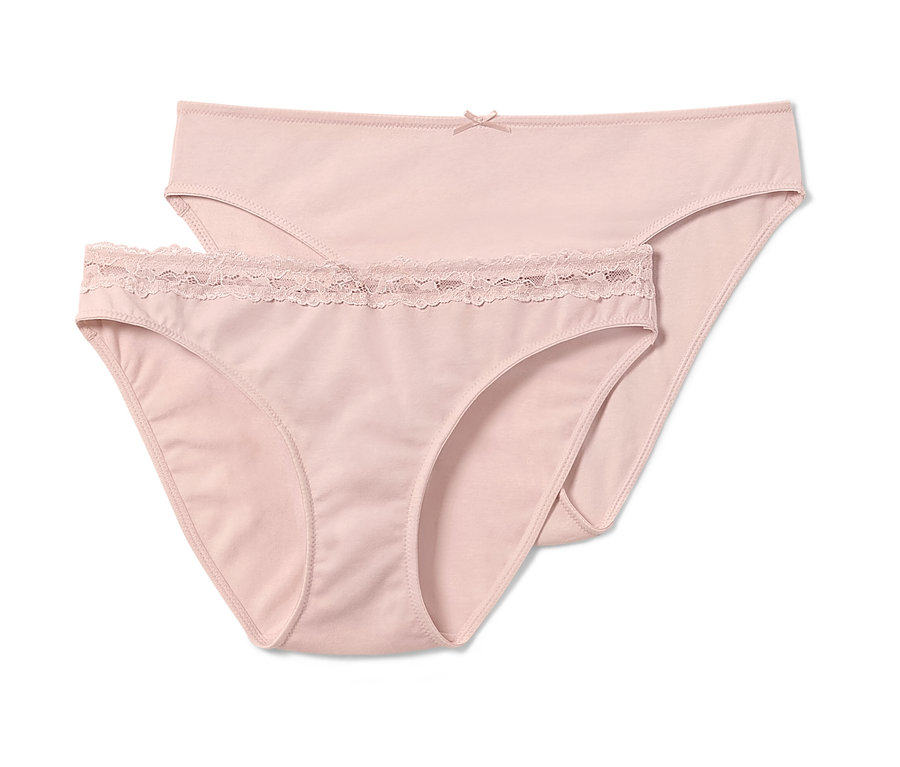 Deux slips roses.