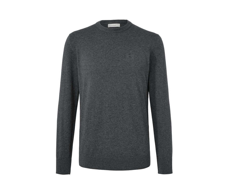 Pull gris à encolure ronde.