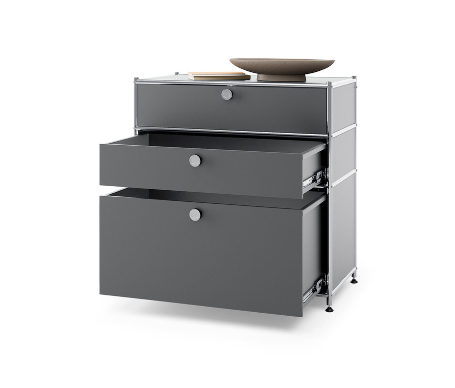 Commode en métal grise « CN3 » avec 3 tiroirs dont deux sont ouverts.