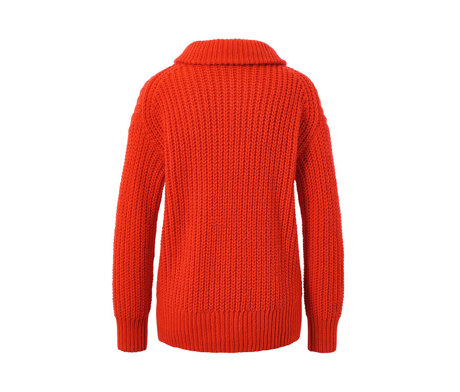 Vue détaillée de l'arrière d'un pull camionneur orange en grosse maille.