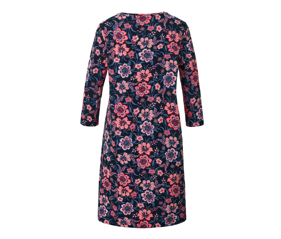 Gros plan sur une chemise de nuit à motif floral bleu foncé.