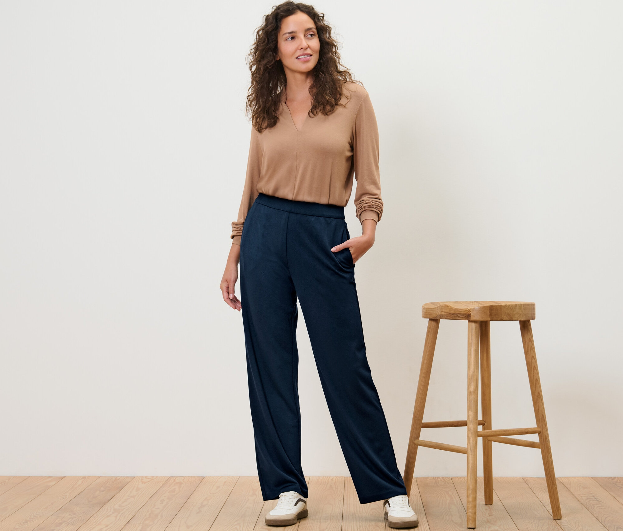 Femme posant dans un pantalon en jersey confort.