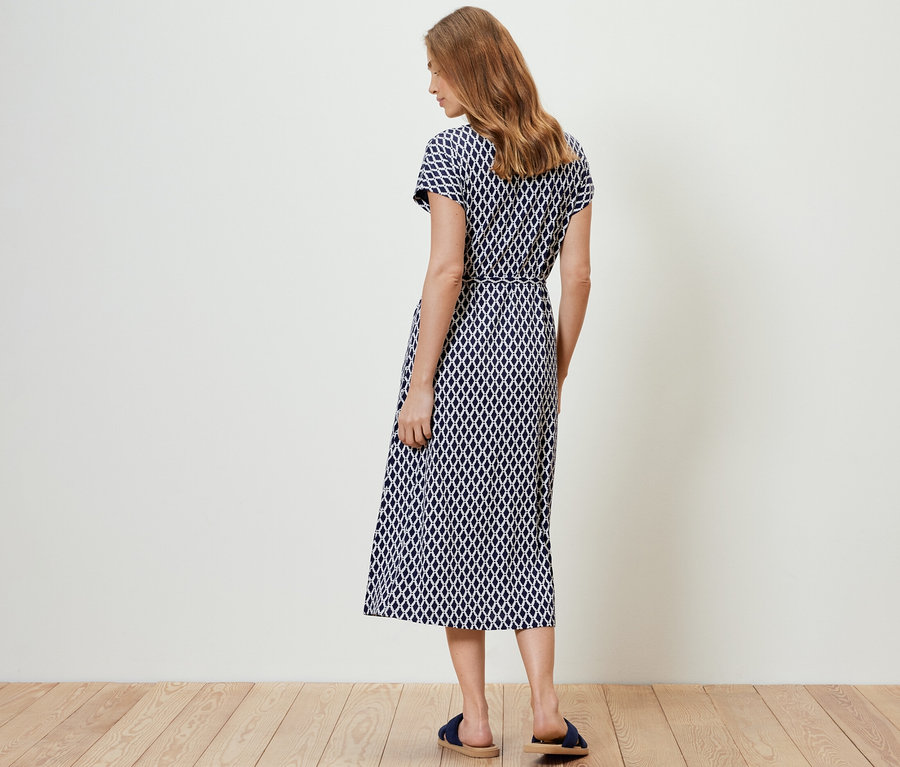 Femme vue de dos portant une robe en jersey imprimée.