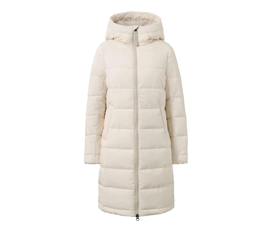 Manteau matelassé beige avec capuche et fermeture éclair.