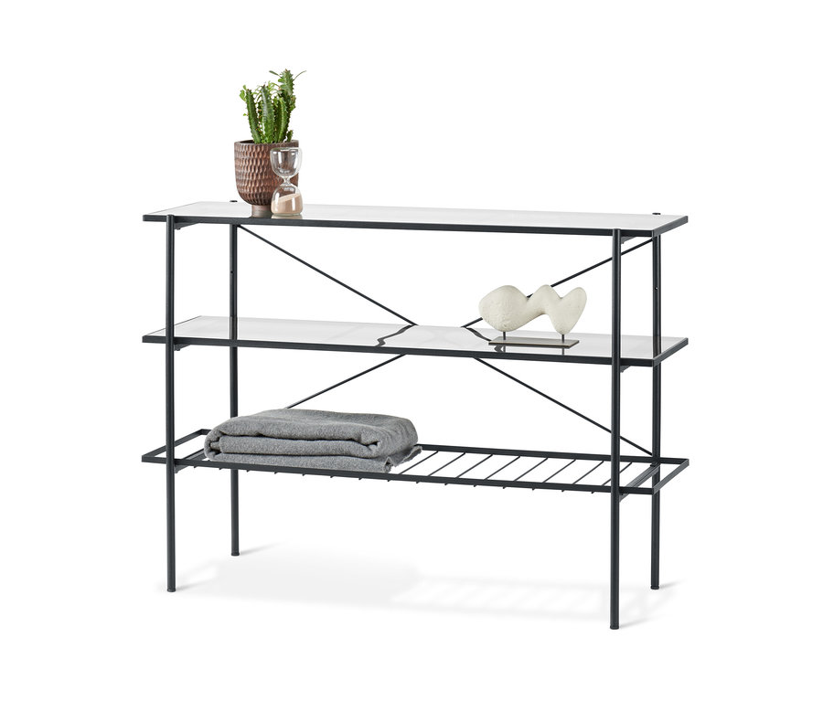 Console d'une largeur d'environ 120 cm avec trois étagères. Un pot de fleurs et un sablier sont posés sur l'étagère supérieure et une décoration est posée sur la deuxième étagère.