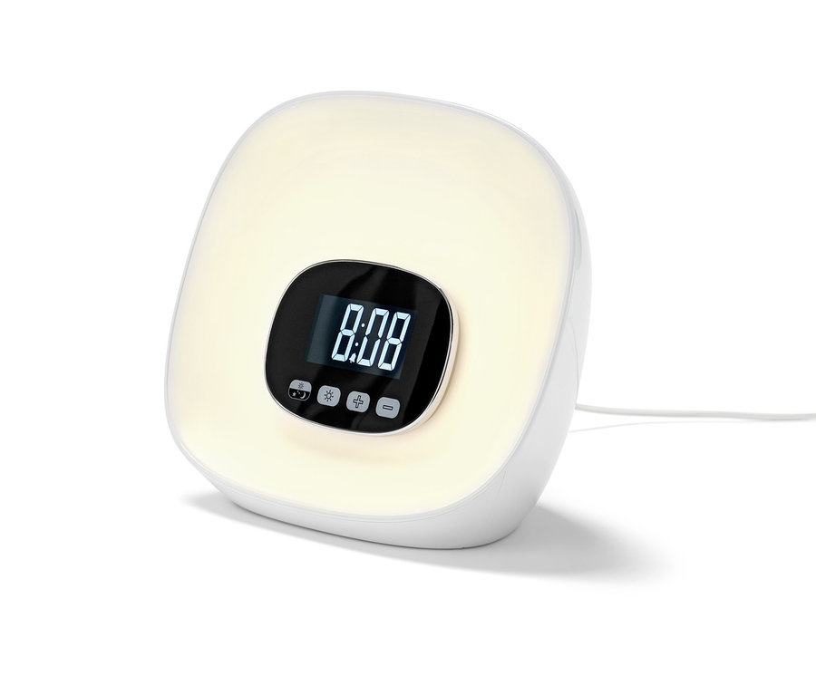 Radio-réveil lumineux blanc avec affichage numérique indiquant 8 h 08.