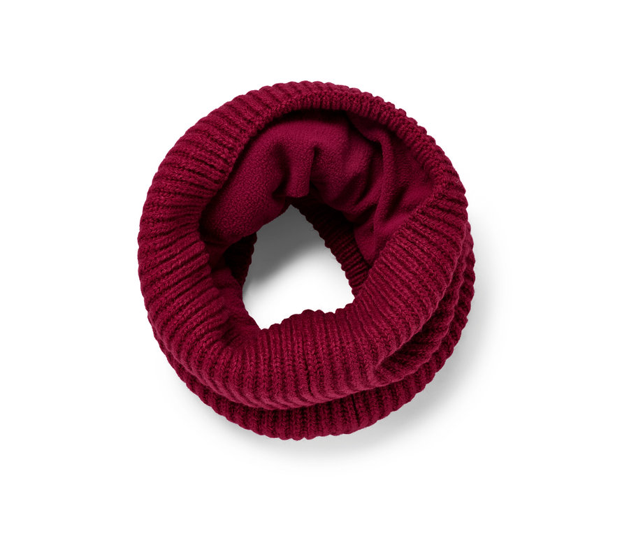 Une écharpe tube en maille rouge.