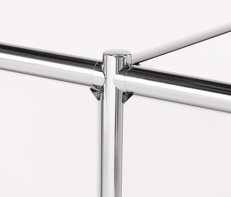 Gros plan sur des tubes chromés d'une étagère « CN3 ».