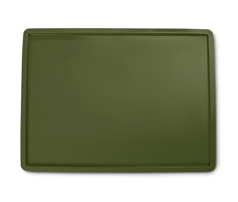 Une feuille de cuisson réutilisable verte avec bord sur un fond blanc.