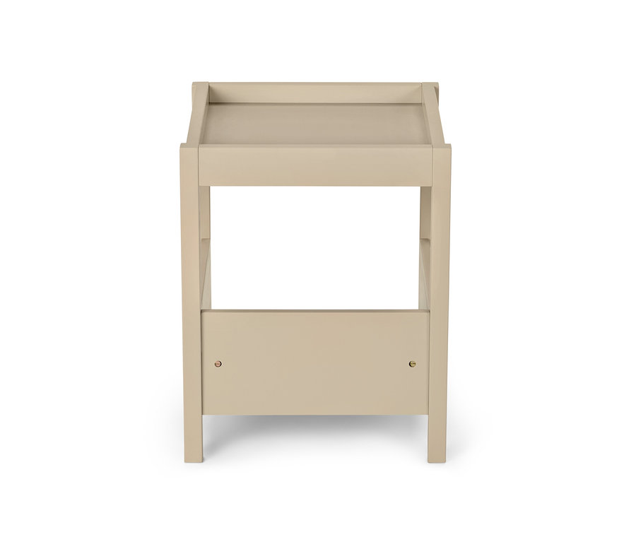Une table d’appoint beige sur fond blanc.