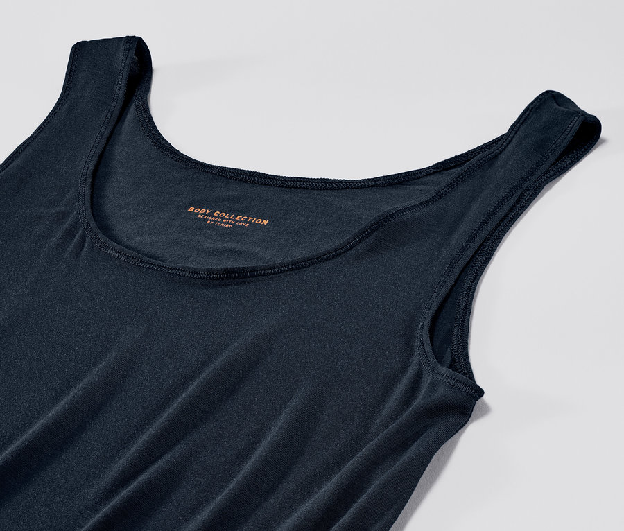 Détail d'un débardeur bleu en mélange de modal et soie.