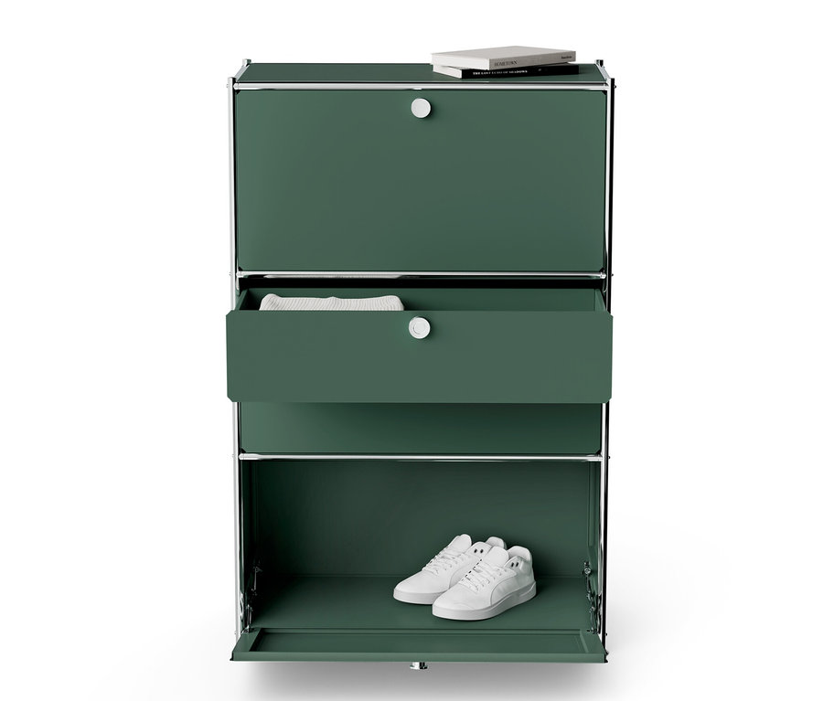 Commode en métal vert olive « CN3 » avec 2 abattants, 2 tiroirs, un livre sur le dessus et des chaussures à l'intérieur.