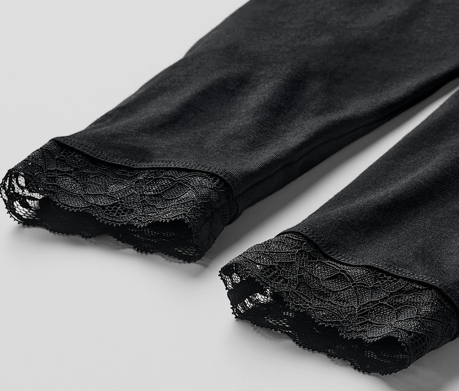 Gros plan sur un legging noir avec bordure en dentelle.