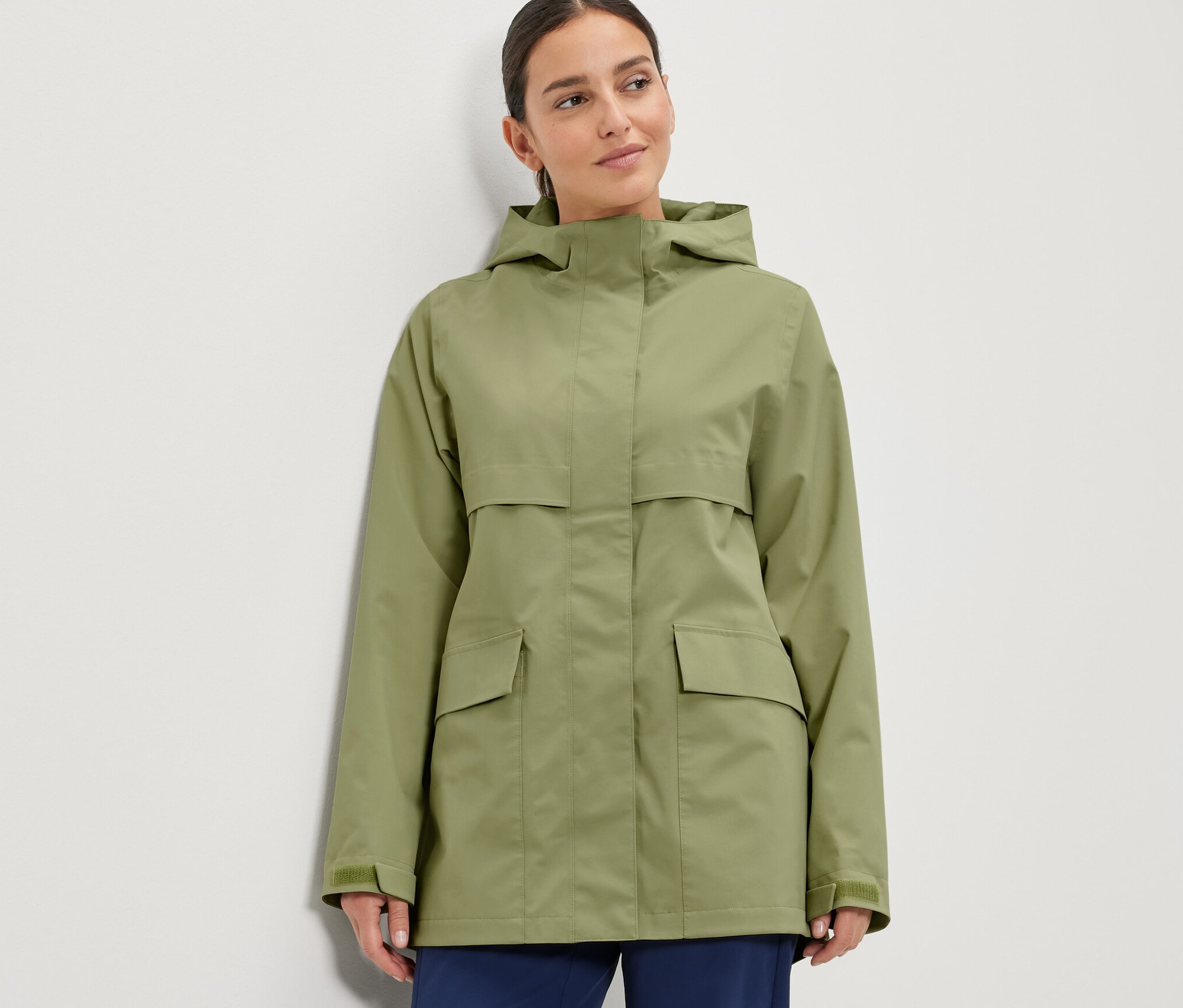 Femme portant une veste de pluie.