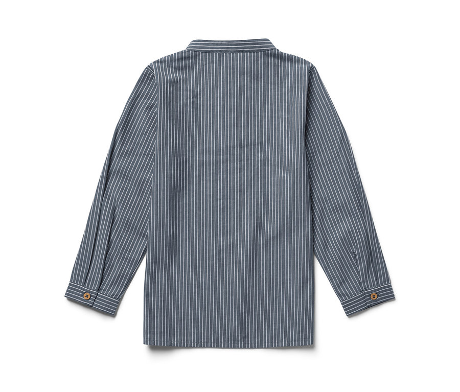 Chemise pour enfant rayée bleue à manches longues.