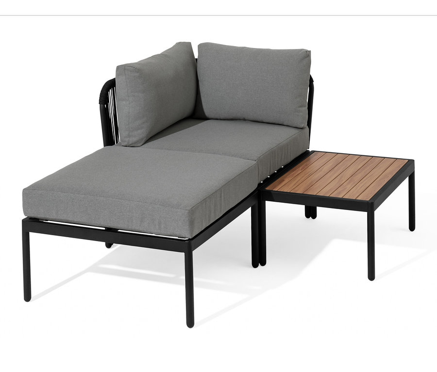 Un salon modulaire avec coussins gris et tressage textile et une petite table avec un plateau en bois.