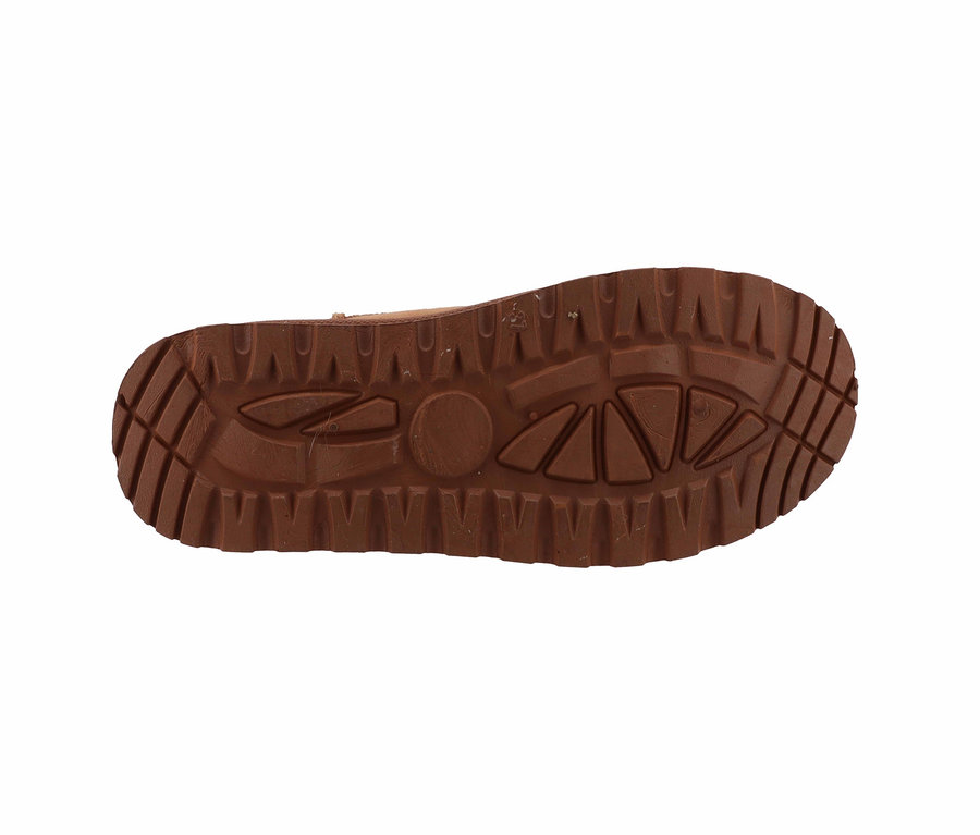 Semelle marron d'une chaussure avec un motif géométrique.
