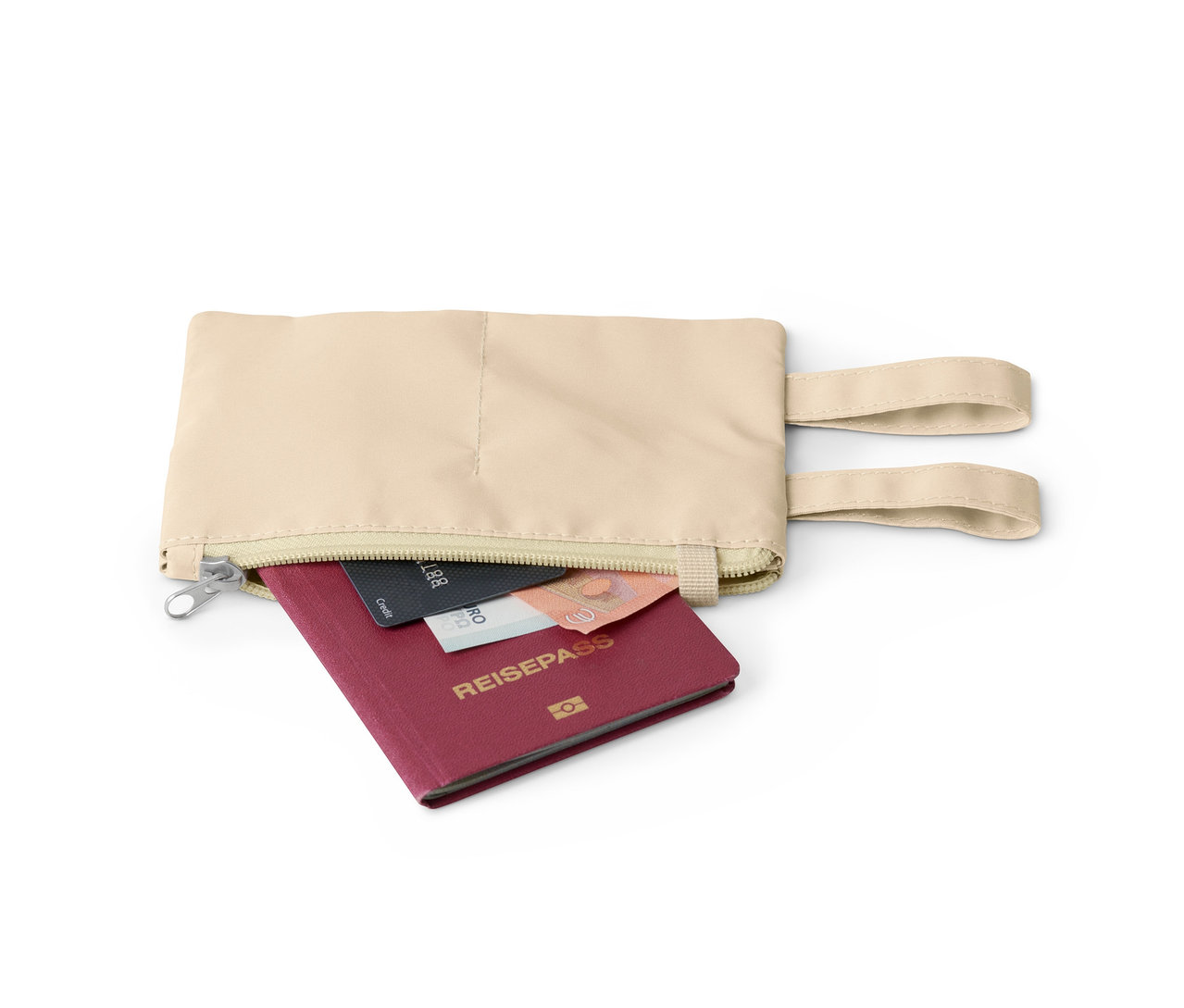 Sac banane beige ouvert avec passeport, carte de crédit et billet de banque.